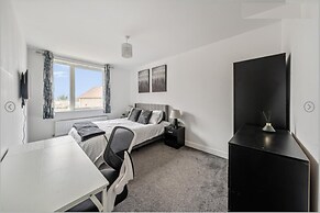 House - Sleeps 6 & Free Parking