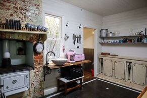 Spacious 4-bed Home in Central Tenterfield