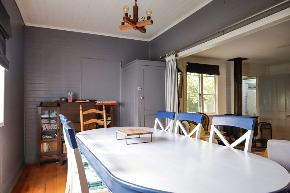 Spacious 4-bed Home in Central Tenterfield