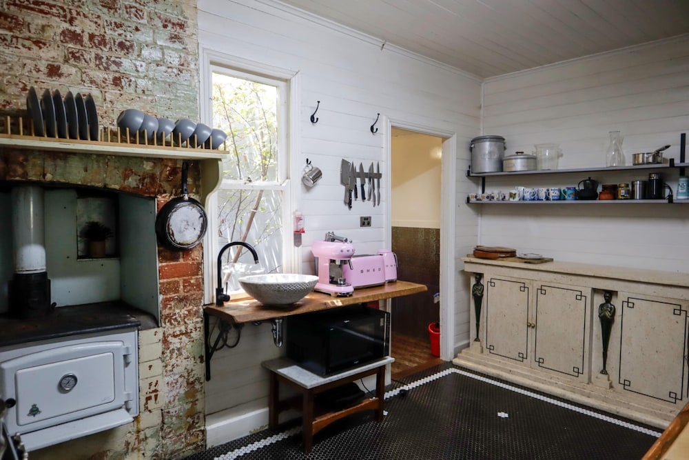 Spacious 4-bed Home in Central Tenterfield