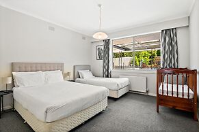 Spacious 5-bed Home With Pool in Glen Iris