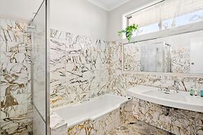 Spacious 5-bed Home With Pool in Glen Iris