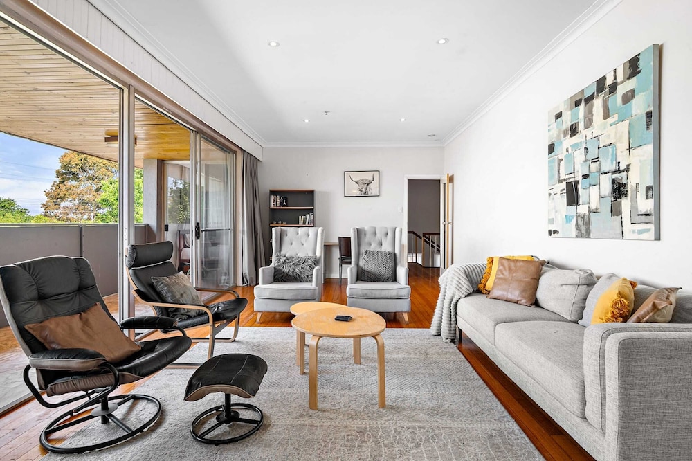 Spacious 5-bed Home With Pool in Glen Iris