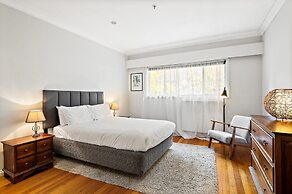 Spacious 5-bed Home With Pool in Glen Iris