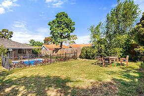 Spacious 5-bed Home With Pool in Glen Iris