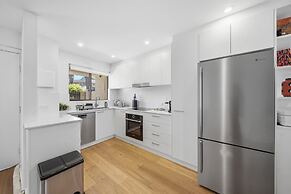 Spacious Bright Apartment With Courtyard and BBQ