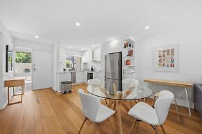 Spacious Bright Apartment With Courtyard and BBQ