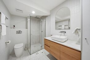 Spacious Bright Apartment With Courtyard and BBQ