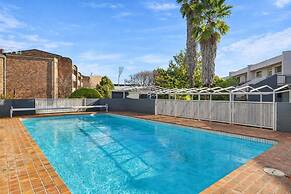 Spacious Bright Apartment With Courtyard and BBQ