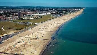 Spacious Seafront Apartment, Garden & Free Parking