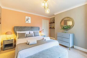 Spacious Seafront Apartment, Garden & Free Parking