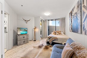 Beachside Studio With Pool and Gym Access