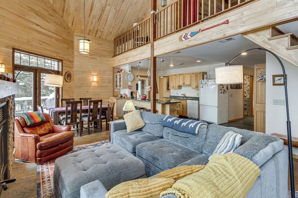 4-season Recreation: Secluded Pike River Cabin