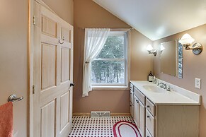 4-season Recreation: Secluded Pike River Cabin