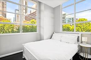 Central 3-bed Apartment in Vibrant Melbourne