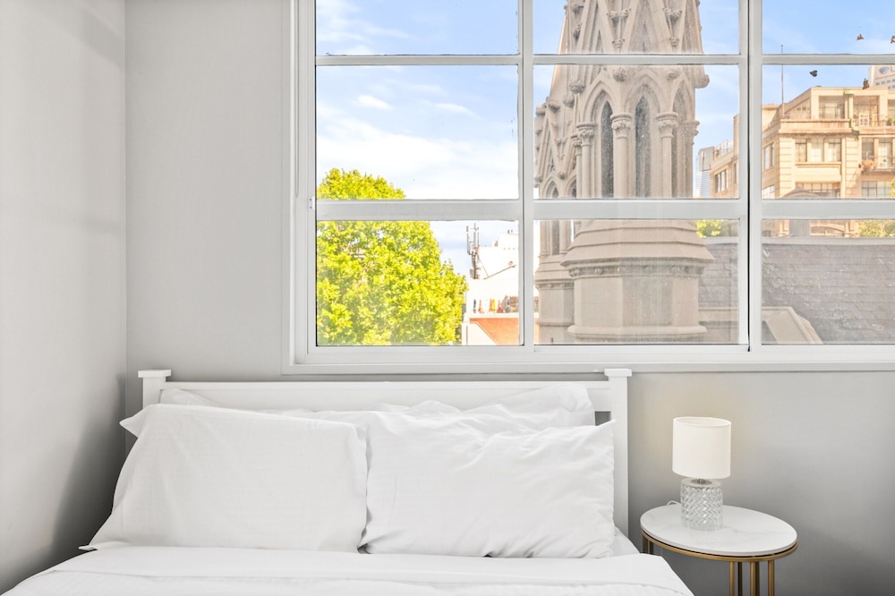 Central 3-bed Apartment in Vibrant Melbourne