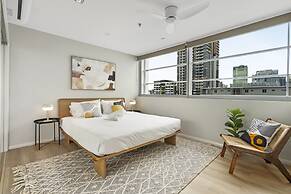 Central Apartment With Rooftop Pool & Views