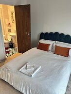 Luxury Apartment - Lakeside
