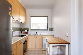 Snug 2-bed Townhouse Near Bustling Shops