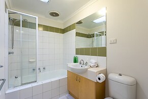 Snug 2-bed Townhouse Near Bustling Shops