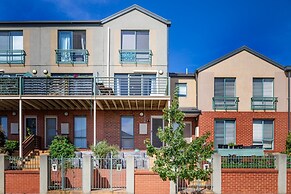 Snug 2-bed Townhouse Near Bustling Shops