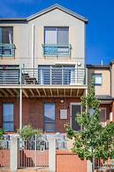 Snug 2-bed Townhouse Near Bustling Shops