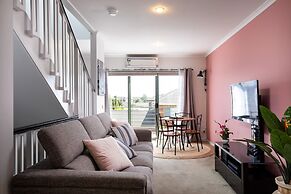 Snug 2-bed Townhouse Near Bustling Shops
