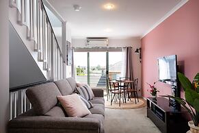 Snug 2-bed Townhouse Near Bustling Shops