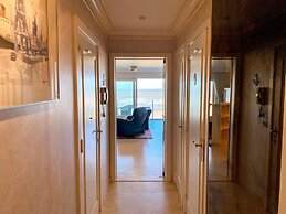 Sea-view Apartment on Zeedijk