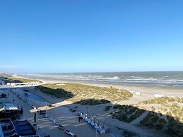 Sea-view Apartment on Zeedijk
