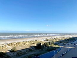 Sea-view Apartment on Zeedijk
