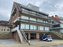 Seaside Apartment by the Zeedijk Promenade