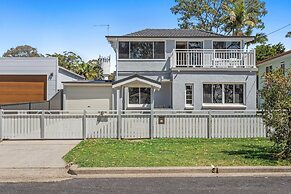 Metawisebnb Waterfront 3BR Coastal Escape