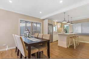 Metawisebnb Waterfront 3BR Coastal Escape