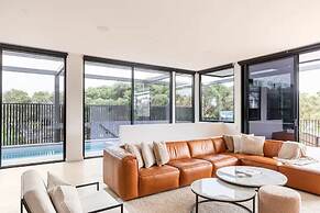 The Luxe Seabreeze Heated Pool Spa Cinema