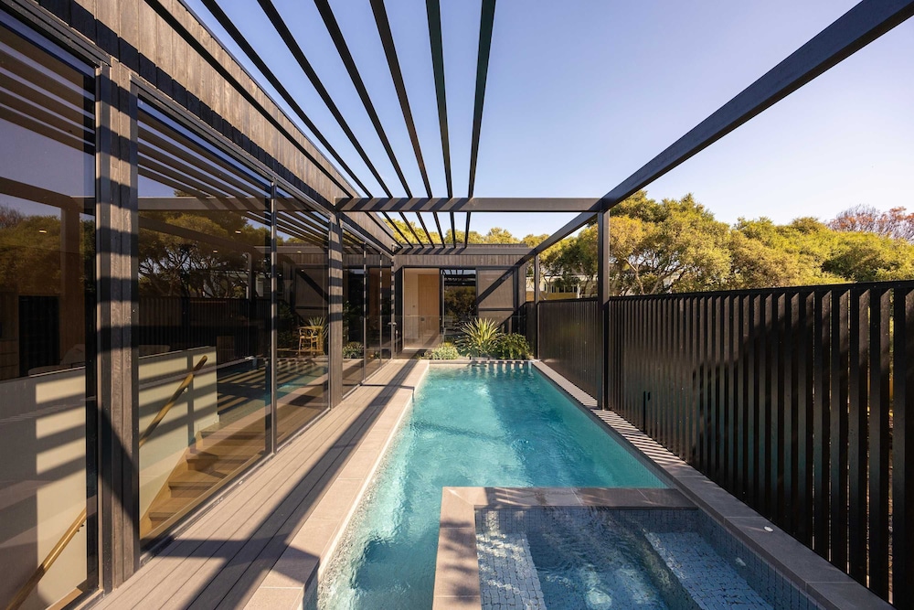 The Luxe Seabreeze Heated Pool Spa Cinema
