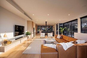 The Luxe Seabreeze Heated Pool Spa Cinema