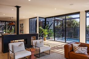 The Luxe Seabreeze Heated Pool Spa Cinema
