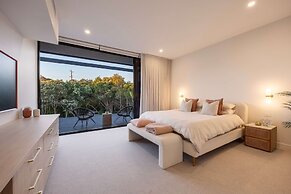 The Luxe Seabreeze Heated Pool Spa Cinema