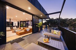 The Luxe Seabreeze Heated Pool Spa Cinema