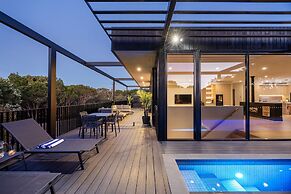 The Luxe Seabreeze Heated Pool Spa Cinema