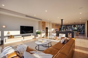 The Luxe Seabreeze Heated Pool Spa Cinema