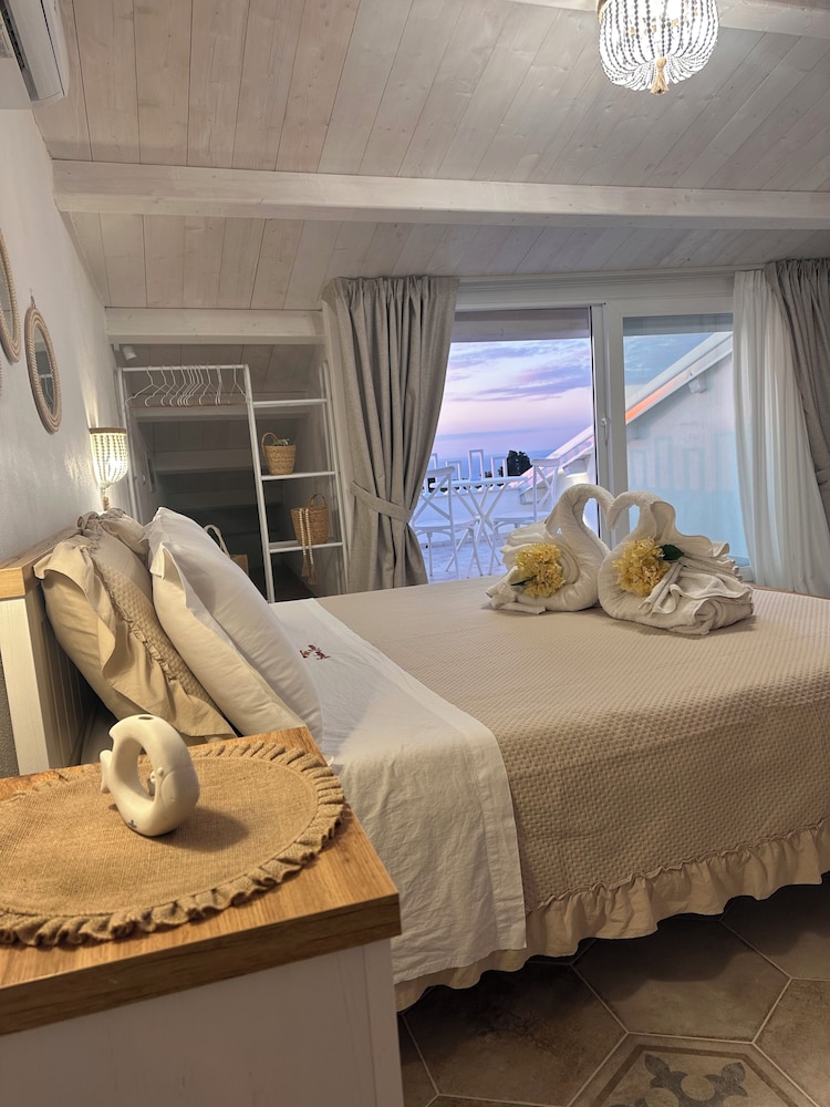 Godano Rooms