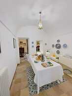 DE VIVO REALTY - COCO'S APARTMENTS