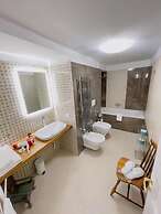 DE VIVO REALTY - COCO'S APARTMENTS
