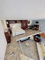 DE VIVO REALTY - COCO'S APARTMENTS