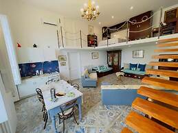 DE VIVO REALTY - COCO'S APARTMENTS