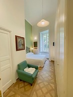 DE VIVO REALTY - COCO'S APARTMENTS