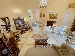 DE VIVO REALTY - COCO'S APARTMENTS