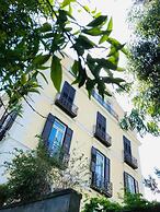 DE VIVO REALTY - COCO'S APARTMENTS